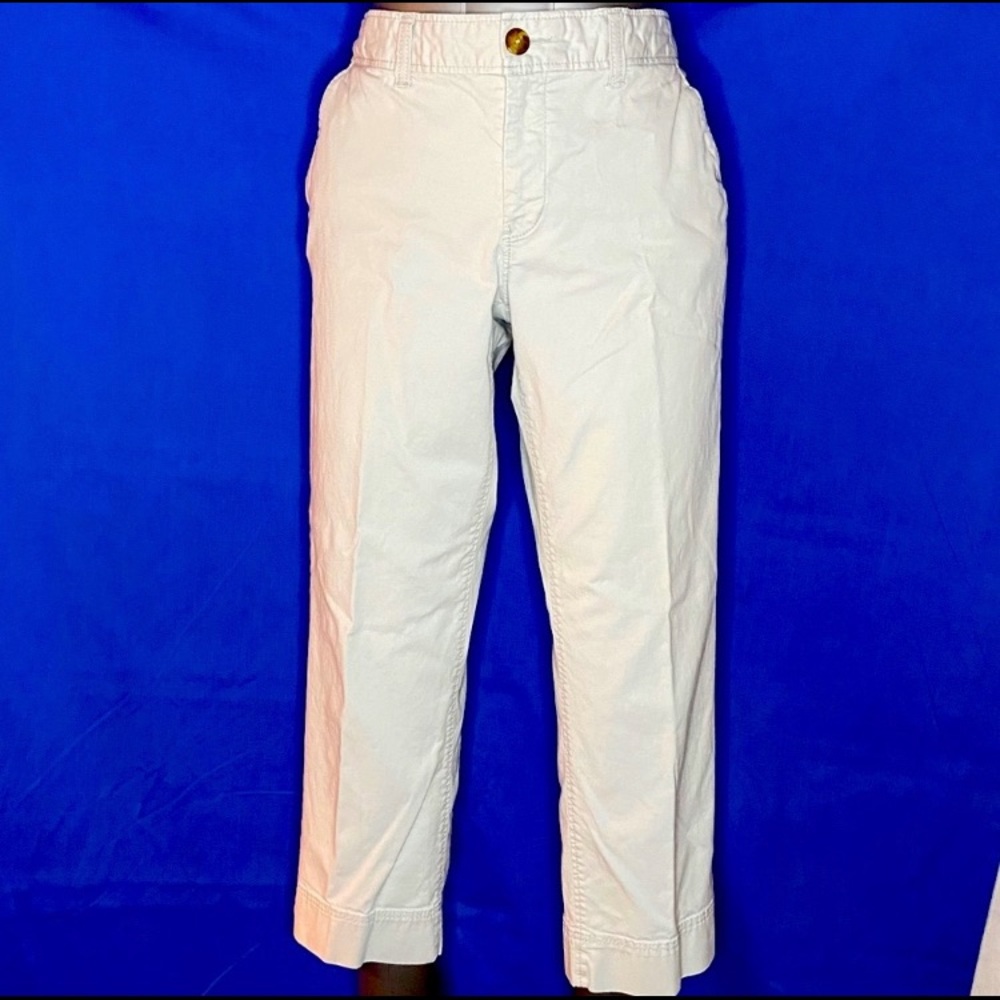 Old Navy light colored khaki capris. Size 8.